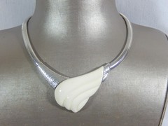 TRIFARI 70’s LANVIN MODERNIST ERA OFF WHITE LUCITE CENTER FEATURE NECKLACE