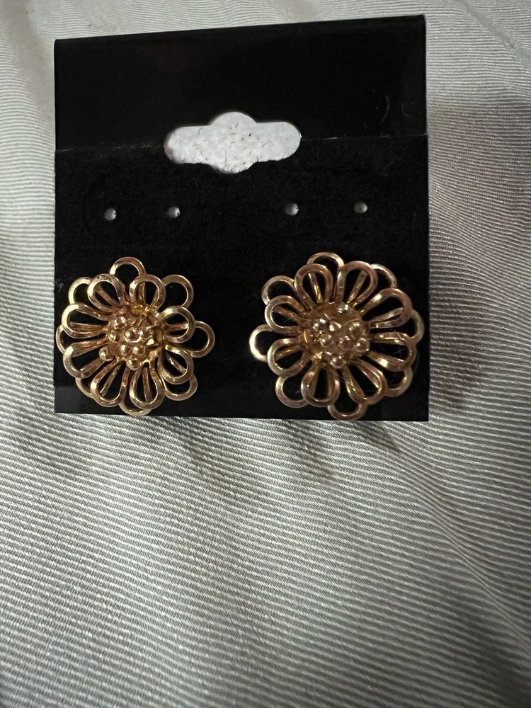Vintage Trifari Goldtone Flower stud post Earrings