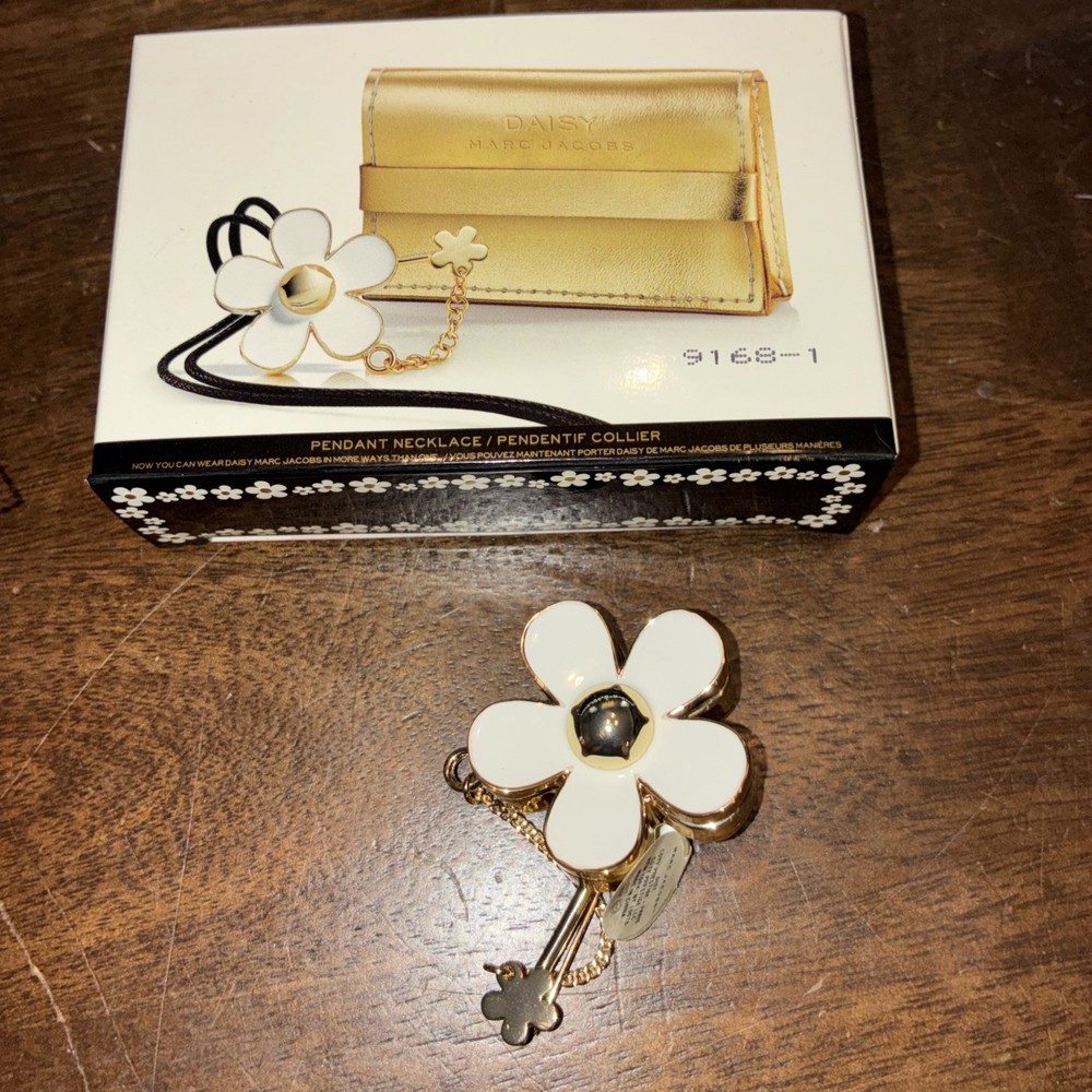 Marc Jacobs Daisy SOLID PERFUME 0.75g Women’s Necklace Charm N Pouch