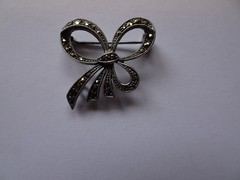 Antique bow brooch sterling silver and maracasite. Inc bakelite display box