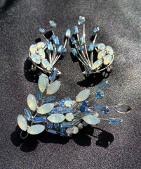 GORGEOUS VINTAGE KARU PALE BLUE RHINESTONE & CLIP EARRINGS PIN SET