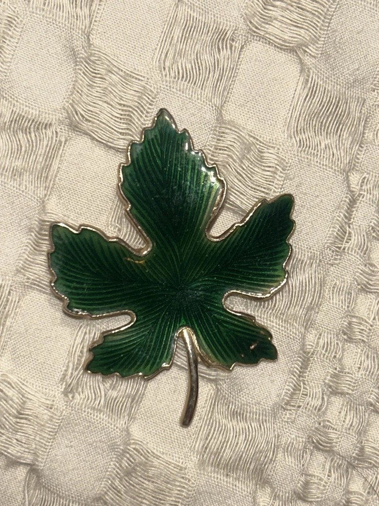 Vintage Maple Leaf Basse-taille Green Enamel Gold Tone Brooch 1950’s