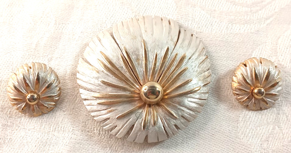 3 Piece Set Vintage Pin Brooch & Clip On Earrings Silver Gold Tone Metal 2 1/4″