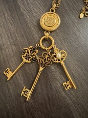 Vintage Joan Rivers GoldTone Etruscan 3 Skeleton Keys Charms Pendant Necklace