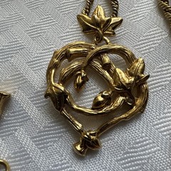 Vintage Goldtone Romantic Ivy Leaf Heart Pendant w Large Fancy Chain