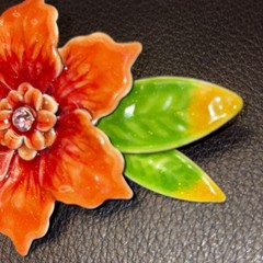 VINTAGE RESIN POINSETTIA LIGHTWEIGHT BROOCH Clothing Accessory Pin