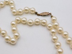 C195-VINTAGE NECKLACE~FAUX PEARLS~KNOTTED~19″ LONG~CLASSIC LOOK