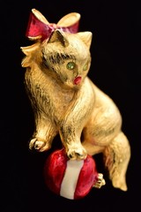 Vero Vintage Christmas Kitten Pin Brooch Cat Brushed Gold Red Bow Signed BinBP