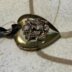 Vintage Military Sweetheart Heart Locket – Goldtone – Fast Shipping