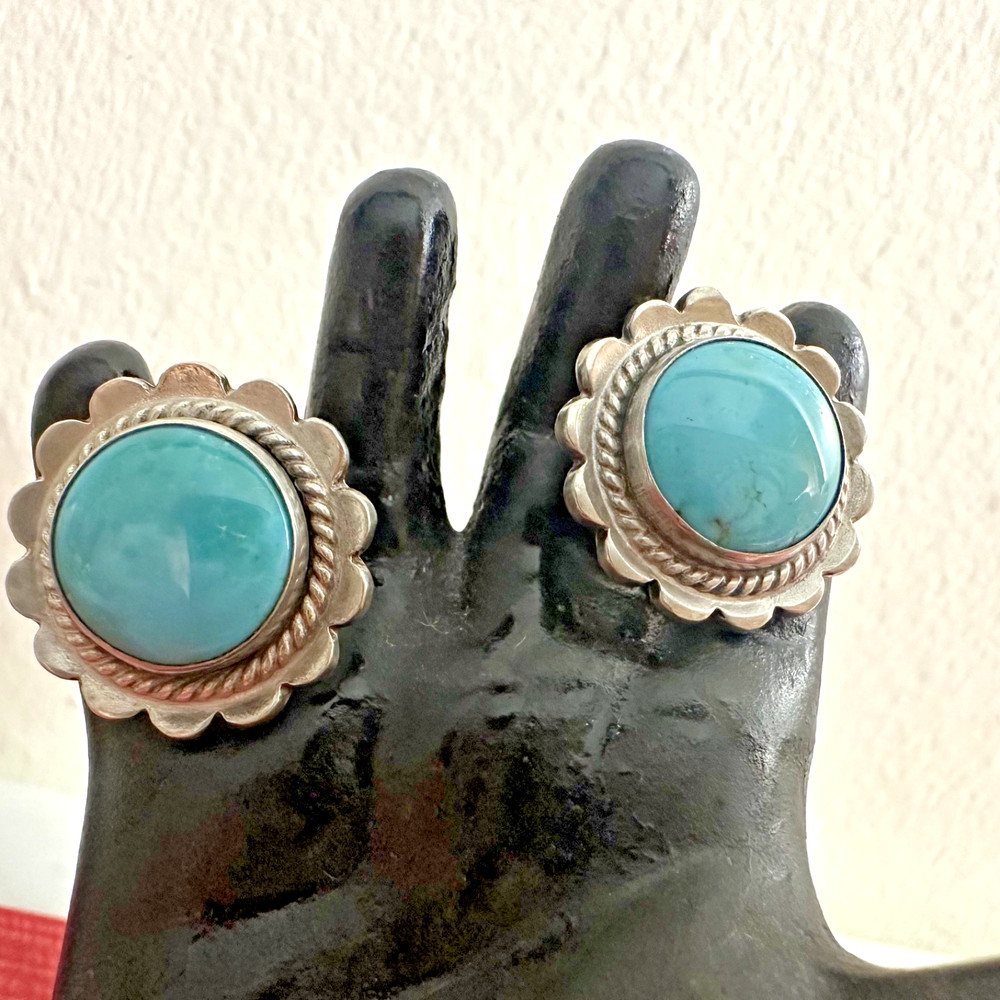 VINTAGE SOUTHWESTERN STYLE STERLING SILVER TURQUOISE SCREW BACK ROUND EARRINGS