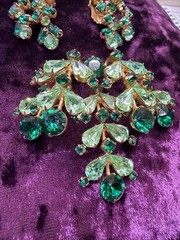 Vintage Juliana D&E Emerald Green Wreath Brooch and Matching Earrings unsigned