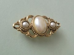Vintage brooch pin, gold-tone w/ 3 faux pearls, 1.5″, elegant victorian style