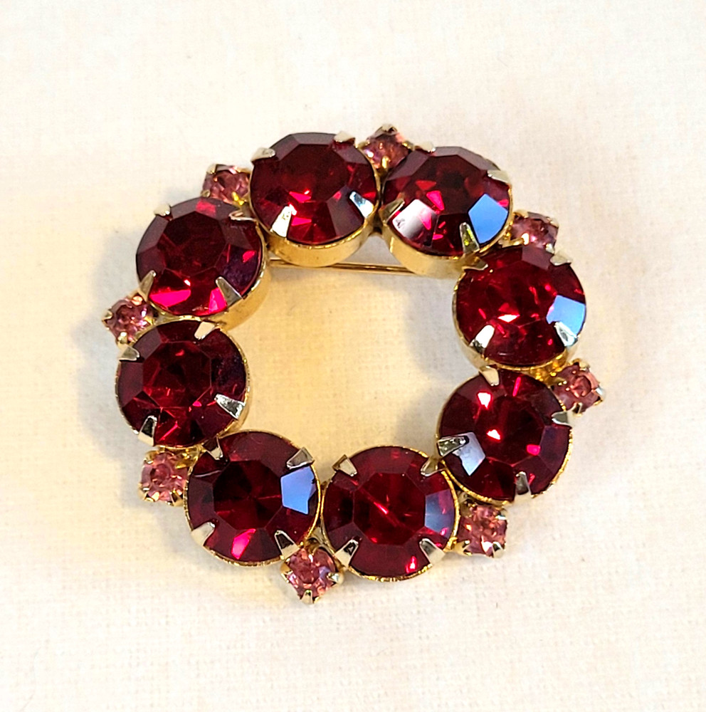 Berry Red/Pink Rhinestone Brooch Gold tone Vtg Unsigned Pin MCM Jewelry 1.5″