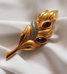 Lanvin * Vintage gold tone leaf brooch crystal rhinestones Signed