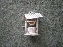 TJH Large Wishing Well with Offset Roof Vtg Sterling Silver Charm Pendant 5.0g