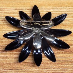 Vintage Sarah Coventry Flower Brooch Black Enamel Gold Tone Metal Big 3-1/8″