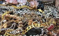 BEAUTIFUL VINTAGE JEWELRY LOT 2LBS #1 (U Get What U C In Pics:)