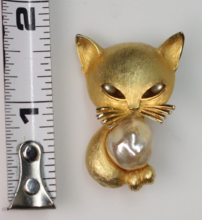 R. Mandle Signed Vintage CAT With Pearl Eyes Brooch Pin