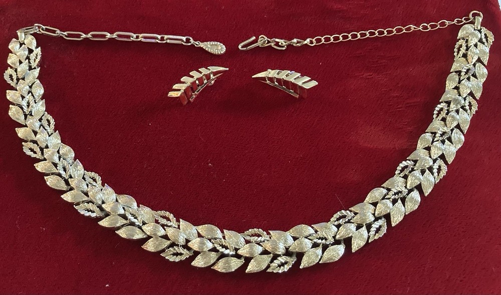 Vin Coro 18” Necklace & Clip Earrings Mid-Century Brush GoldTone Textured Leaves