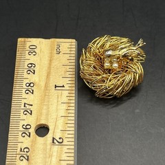 Vintage Gold Tone 3D Mother Bird On Nest With Faux Pearl Wire Work Brooch Pin
