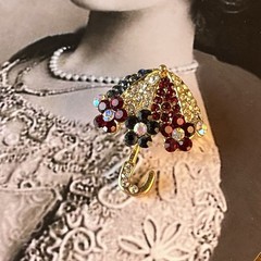 Vtg Rhinestone Umbrella Brooch – Gold Tone – Red Blue Clear Crystals – 1 1/8”