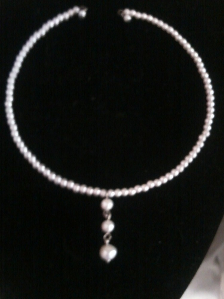 Faux pearl choker with 3 pearl hanging center. alloy metal
