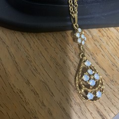 Gold tone Teardrop Filigree Pendant Necklace – Elegant Vintage Style with chain