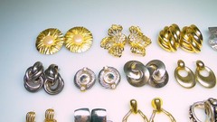 Huge Lot 80s Vint. Earrings 29pr Gold Tone Doorknocker Monet – Isle of Skye etc.