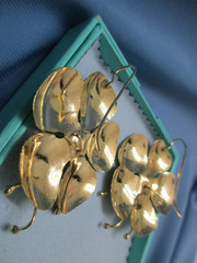 Vtg 80s Runway Couture Large Gold Tone Metal Earrings Daysy Flush Flower