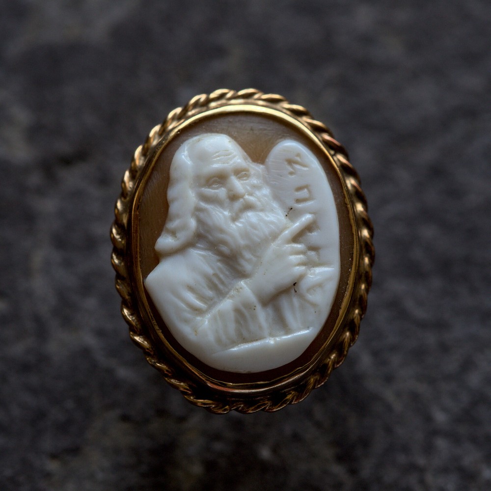 UNUSUAL VINTAGE 9K GOLD SHELL CAMEO RING MOSES & TABLETS COMMANDMENTS