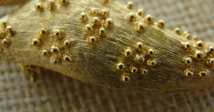 VTG Lg Linda Gal Goldtone Giraffe Pin Brooch Textured Crystal Eyes – SIGNED LG