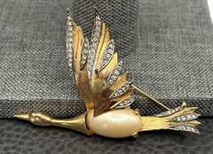 VTG Bird Brooch Faux Pearl Belly Rhinestone Wings Pin Gold Tone Silver Two Tone