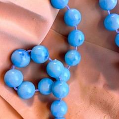 Vintage Sarah Coventry Caribbean Blue Marbled Lucite Graduated Bead Necklace 29″