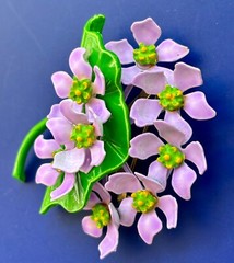 LOVELY LAVENDER PURPLE VIOLETS VINTAGE METAL ENAMEL FLOWER PIN CORSAGE GIFT