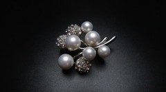 Vintage Whiting Davis Faux Pearl Rhinestone Brooch 4.5cm BB9
