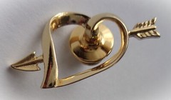 VINTAGE AVON PIN HEART AND ARROW DESIGN GOLD TONE METAL PUSH-ON BACK