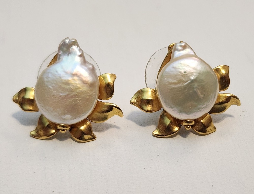 Vintage Metropolitan Museum of Art (MMA) Flower Style Freshwater Pearl Earrings