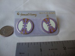 VINTAGE SAMUEL HUANG DESIGNER CLOISONNE ‘SHOU’ LAVENDER & CREAM STUD EARRINGS