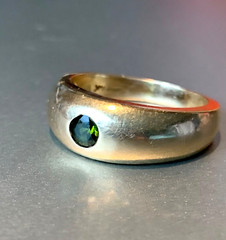 VINTAGE 14K GOLD FLUSH SET GREEN TOURMALINE GYPSY RING VERY HEAVY CHUNKY UNISEX