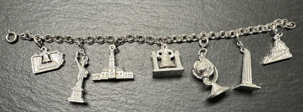 7 VINTAGE USA TRAVEL CHARMS & 7″ SILVER TONE BRACELET M195