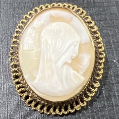 vintage cameo brooch 1.5 In