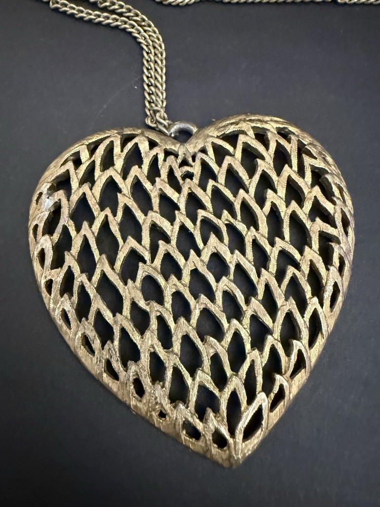 Vintage Textured Gold Tone Openwork Heart Pendant Necklace 1970s Boho Filigree