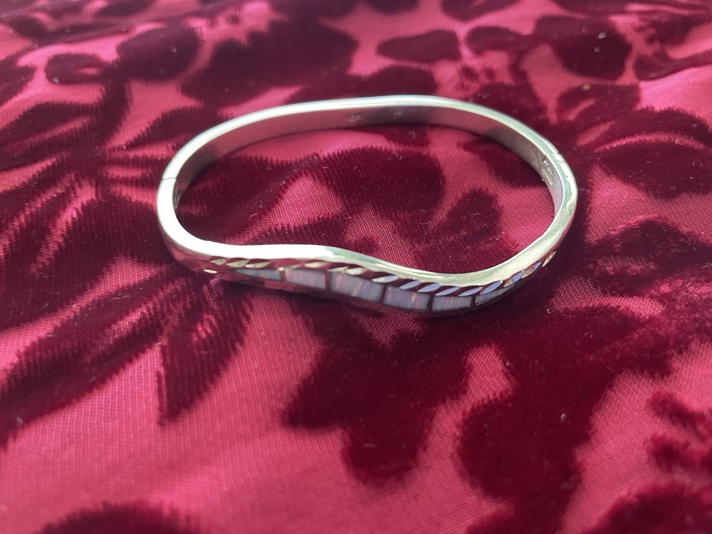 Mexican Sterling Silver bangle features a Modern Wavy Design