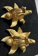 Vtg Erwin Pearl Textured Goldtone Orchid Floral Rhinestone Pistils Clip Earrings