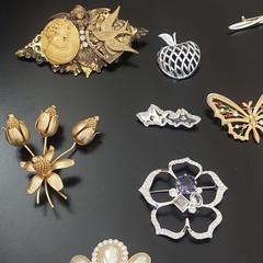 Lot of 26 Vintage Estate Jewelry Costume Brooches Pin Brooch Mix Metal