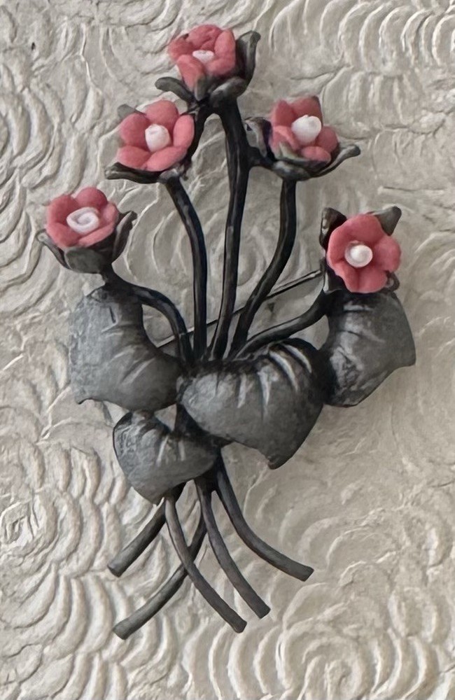 Flower brooch pewter tone metal w/ faux Pearls