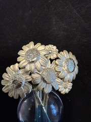 VINTAGE AJC AMERICAN JEWELRY CHAIN DAISY FLOWER BOUQUET VASE BROOCH 2.25″