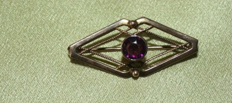 10kt Gold Brooch/pin with Garnet 1.5g weight 45 mm