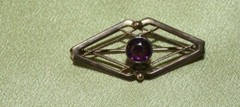 10kt Gold Brooch/pin with Garnet 1.5g weight 45 mm