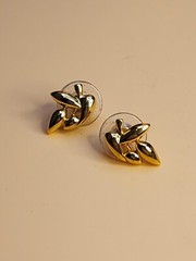 44 Yr Old Designer MONET Signed Leaf Earrings Gold Tone Classy Vtg FREE $HIPPING